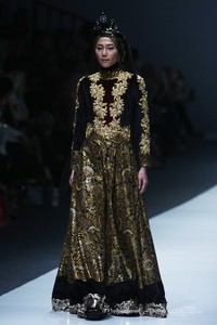 Anniesa Hasibuan Trone. Jakarta Fashion Week 2016 at Senayan City. Jakarta. [Foto: Mohammad Abduh/Wolipop]