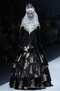 Anniesa Hasibuan Trone. Jakarta Fashion Week 2016 at Senayan City. Jakarta. [Foto: Mohammad Abduh/Wolipop]