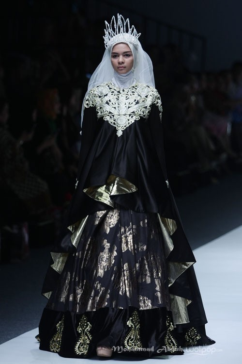 Anniesa Hasibuan Trone. Jakarta Fashion Week 2016 at Senayan City. Jakarta. [Foto: Mohammad Abduh/Wolipop]