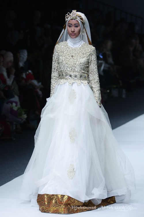 Anniesa Hasibuan Trone. Jakarta Fashion Week 2016 at Senayan City. Jakarta. [Foto: Mohammad Abduh/Wolipop]