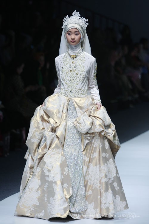 Anniesa Hasibuan Trone. Jakarta Fashion Week 2016 at Senayan City. Jakarta. [Foto: Mohammad Abduh/Wolipop]