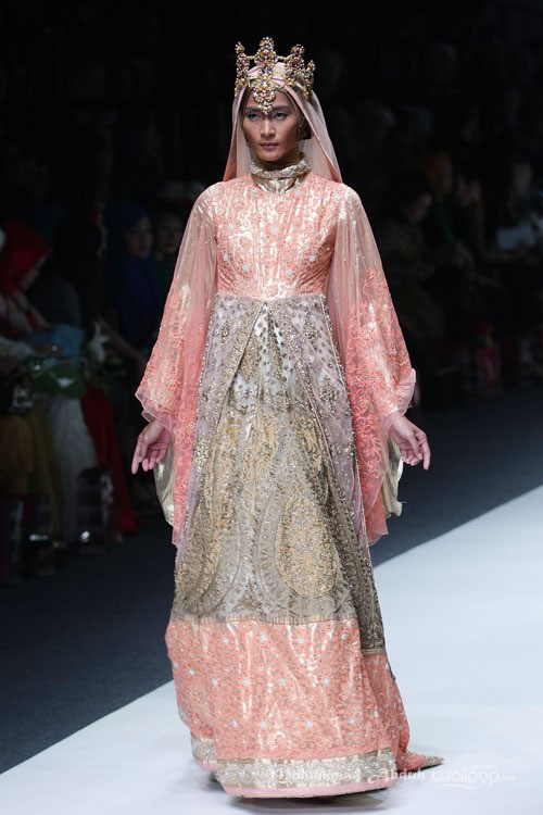 Anniesa Hasibuan Trone. Jakarta Fashion Week 2016 at Senayan City. Jakarta. [Foto: Mohammad Abduh/Wolipop]