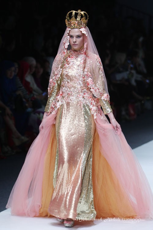 Anniesa Hasibuan Trone. Jakarta Fashion Week 2016 at Senayan City. Jakarta. [Foto: Mohammad Abduh/Wolipop]