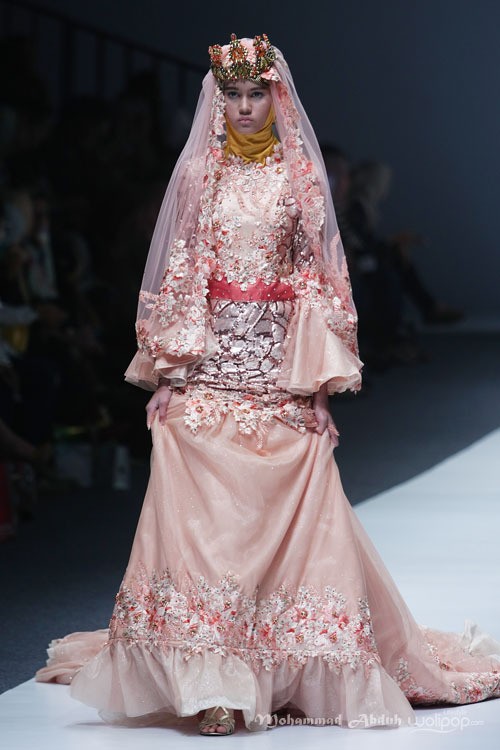 Anniesa Hasibuan Trone. Jakarta Fashion Week 2016 at Senayan City. Jakarta. [Foto: Mohammad Abduh/Wolipop]