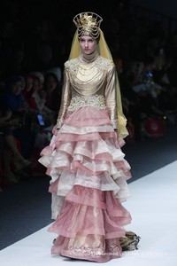 Anniesa Hasibuan Trone. Jakarta Fashion Week 2016 at Senayan City. Jakarta. [Foto: Mohammad Abduh/Wolipop]