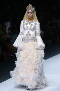 Anniesa Hasibuan Trone. Jakarta Fashion Week 2016 at Senayan City. Jakarta. [Foto: Mohammad Abduh/Wolipop]