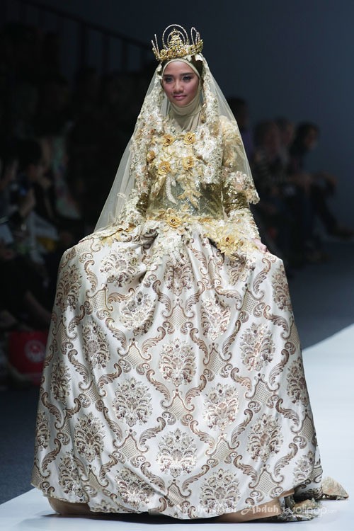 Anniesa Hasibuan Trone. Jakarta Fashion Week 2016 at Senayan City. Jakarta. [Foto: Mohammad Abduh/Wolipop]