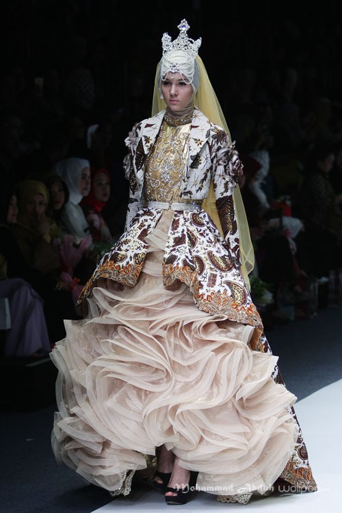 Anniesa Hasibuan Trone. Jakarta Fashion Week 2016 at Senayan City. Jakarta. [Foto: Mohammad Abduh/Wolipop]