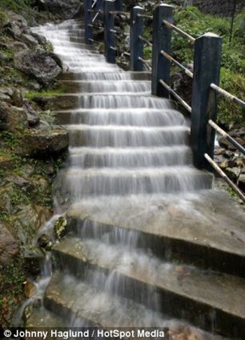 Basah basahan pun jadi hal biasa bagi penduduk di sana. (dailymail)