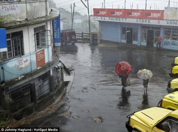 Hujan terus menerus terjadi karena awan hujan terjebak oleh gunung tertinggi dunia yang berada di dekat tempat itu, Himalaya. (dailymail)