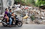 Sampah Menumpuk di Kawasan Manggarai