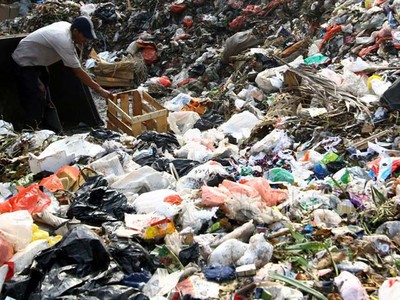 Pengiriman Tersendat, Sampah Menumpuk di Pasar Minggu