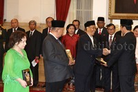 Selain itu, pemerintah akan memberikan bantuan berupa uang kepada pihak keluarga. Nilai yang diberikan sebesar Rp 50 juta/tahun. Namun bantuan itu hanya terbatas sampai generasi kedua dari sang pahlawan.