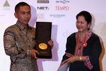 Bupati Batang dan Risma Raih Bung Hatta Award
