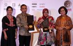 Bupati Batang dan Risma Raih Bung Hatta Award