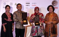 Yoyok Riyo Sudibyo dan Tri Rismaharini menunjukkan penghargaan Bung Hatta Anti Corruption Award.