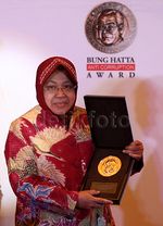 Bupati Batang dan Risma Raih Bung Hatta Award