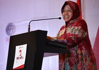 Tri Rismaharini memberikan sambutan.