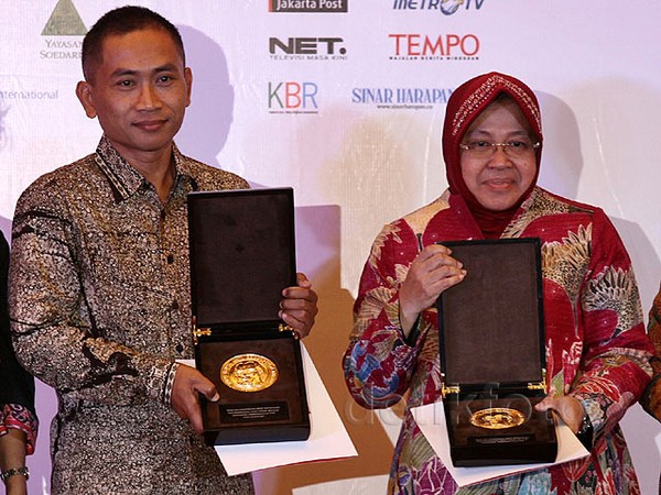 Bupati Batang dan Risma Raih Bung Hatta Award