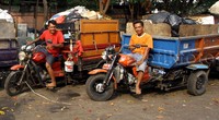 Dengan motor gerobak para pekerja mengambil sampah dari rumah-rumah warga setiap pagi.
