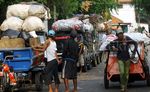 Pengiriman Tersendat, Sampah Menumpuk di Pasar Minggu