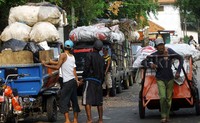 Semestinya, sampah-sampah tersebut kemudian diangkut dengan truk dan dibawa ke TPST Bantargebang, Bekasi.