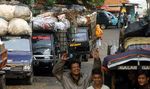 Pengiriman Tersendat, Sampah Menumpuk di Pasar Minggu