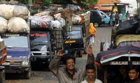 Namun hal itu, tidak dapat dilakukan karena truk sampah dilarang melintas kawasan Cileungsi pada siang hari. Truk tersebut baru boleh melintas mulai pukul 21.00 WIB.