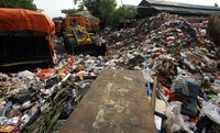 Akibatnya, pengiriman sampah tersendat, sampah pun menumpuk di Tempat Pembuangan Sampah Sementara Pasar Minggu.