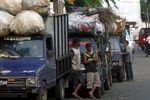 Pengiriman Tersendat, Sampah Menumpuk di Pasar Minggu