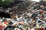 Pengiriman Tersendat, Sampah Menumpuk di Pasar Minggu