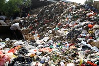 Pekerja memilah sampah di Tempat Pembuangan Sampah Sementara kawasan Pasar Minggu, Jakarta, Kamis (05/11/2015)