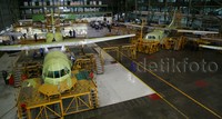 Pekerja melakukan proses pembuatan pesawat CN 295 (kiri) dan CN 235 (kanan) di hanggar milik PT Dirgantara Indonesia, Bandung, Jawa Barat, Rabu (4/11/2015).