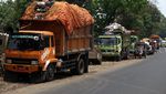 Truk Sampah Terparkir di Lenteng Agung