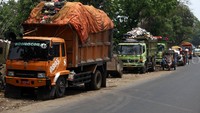 Sejumlah truk pengangkut sampah terparkir di jalan raya Lenteng Agung, Jakarta Selatan, Kamis (05/11/2015).
