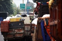 Petugas memindahkan sampah dari gerobak-gerobak sampah ke truk.