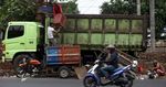 Truk Sampah Terparkir di Lenteng Agung