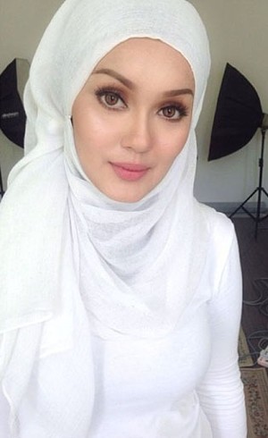 Foto: Cantik dan Stylish, Gaya Hijab Aktris Malaysia Uqasha Senrose