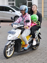 Hidup di sini berat, apalagi belum ada kendaraan. Aku datang ke lokasi (syuting) pakai Go-Jek, ujarnya. Pool/Ismail/detikFoto.