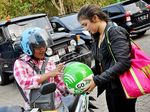 Ngeeeng! Angela Gilsha Naik Ojek ke Lokasi Syuting