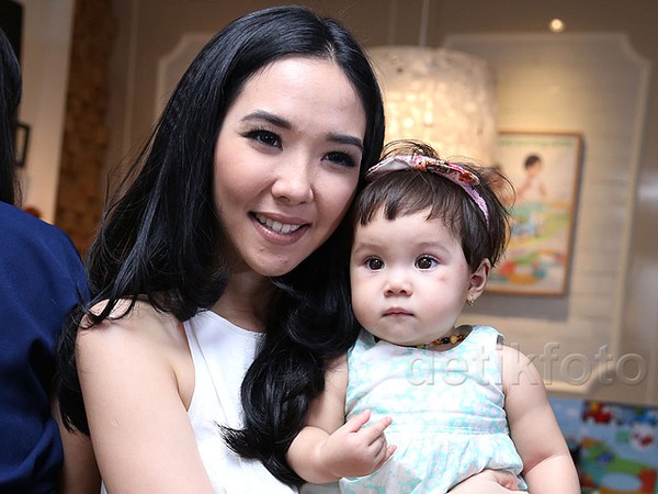 Gisel si Ibu Cantik dan Gempi yang Imut Banget!