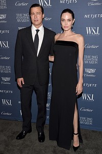 Brad Pitt dan Angelina Jolie serasi serba hitam di acara WSJ. Magazine 2015 Innovator Awards di New York, Rabu (4/11/2015) waktu setempat. Dimitrios Kambouris/Getty Images for WSJ. Magazine 2015 Innovator/detikFoto.