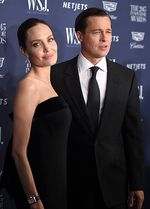 Angelina Jolie dan Brad Pitt Serasi Serba Hitam