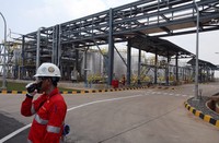 Seorang pekerja beraktivitas di depan jejeran Tank Farm yang terdiri dari Base Oil Storage dan Additive Storage Tank.