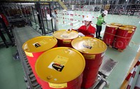 Selain kemasan botol, ada juga kemasan drum berwarna merah.