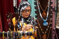 Pengunjung melihat-lihat kerajinan yang dipamerkan. Pool/Alfathir Yulianda/detikFoto.