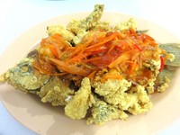 Gurame Asam Manis dari Seafood 99 adalah salah satu menu andalan. Gurihnya daging gurame ini dilumuri dengan saus asam manis dengan wortel dan nanas.