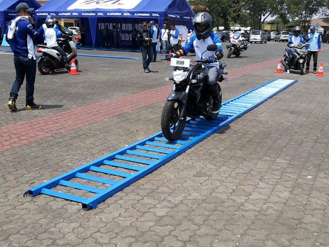 Siswa SMA Bandung Belajar Nyetir Motor yang Aman