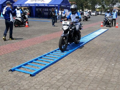 Siswa SMA Bandung Belajar Nyetir Motor yang Aman