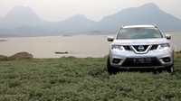 Model All New X-Trail 2.0 AT hybrid ini hadir dengan halogen headlamps, LED Daytime Running Light, headlamp manual levelizer, Follow Me Home headlamp function, LED turn signal lamp on outside rear view mirrors, 17 inci alloy wheel, roof rail, roof spioner, LED high mount stop lamp, Headlamp auto on/off, welcome light function, fog lamp with chrome ring.